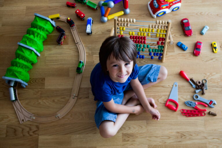 Niño jugando con juguetes en la habitación